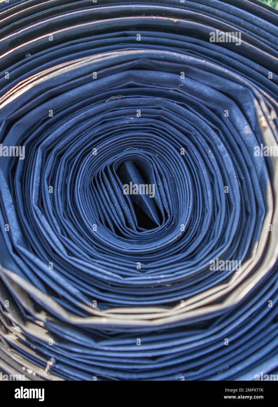 Nastro arrotolato di sistema di tubi flessibili per irrigazione. Vista dall'alto Foto Stock