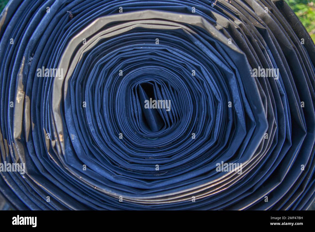 Nastro arrotolato di sistema di tubi flessibili per irrigazione. Vista dall'alto Foto Stock