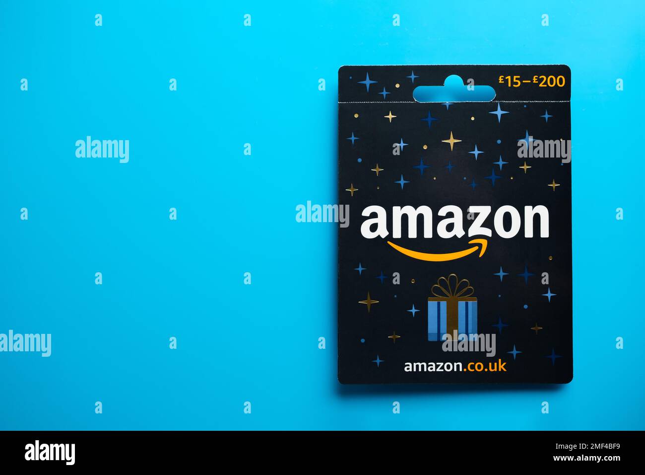 Carta regalo Amazon posizionata su sfondo blu. Immagine ravvicinata. Spazio di copia. Stafford, Regno Unito, 24 gennaio 2023 Foto Stock