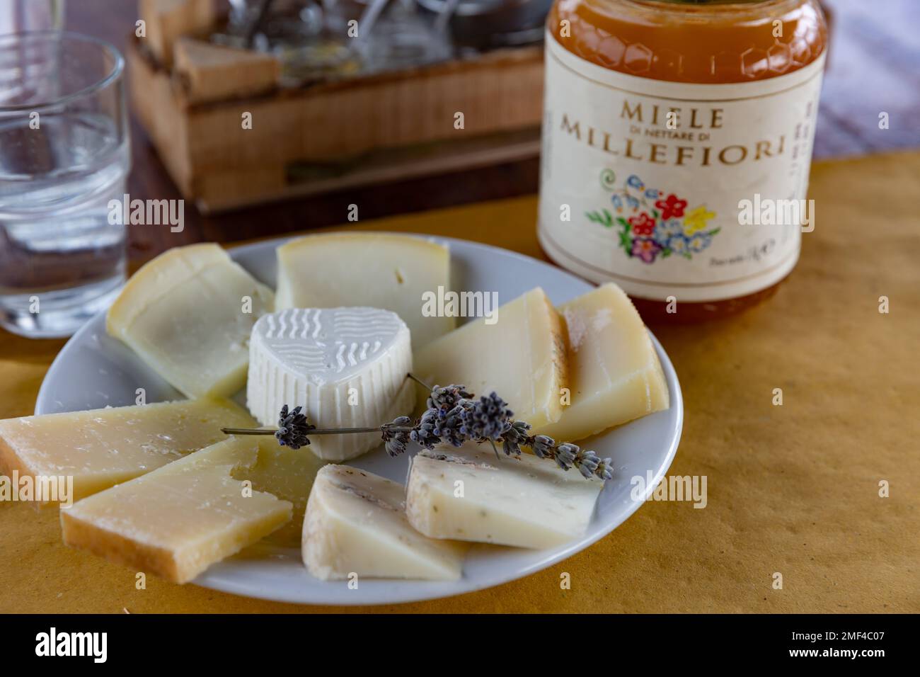 Assaggia una varietà di formaggi di capra e pecorino, abbinati al miele, presso un caseificio in Toscana. Foto Stock