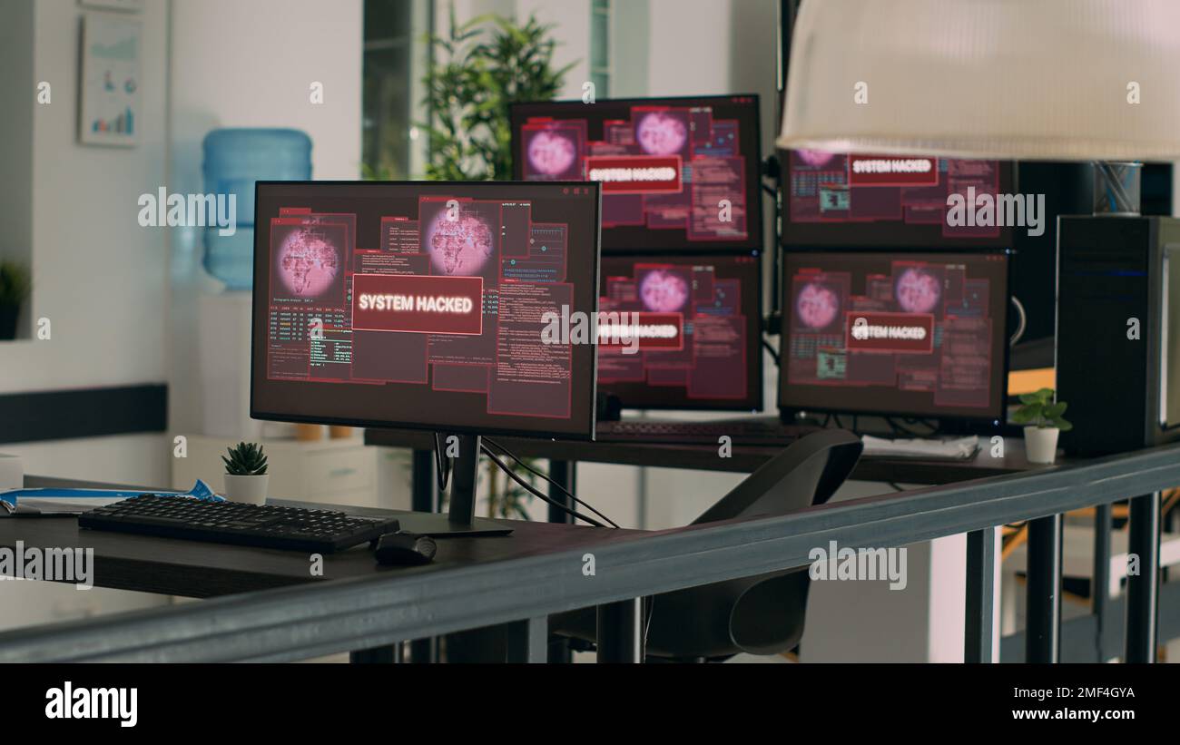 Ufficio dell'agenzia vuoto con computer che mostra la sicurezza degli errori di sistema e l'avviso di hacking, messaggio di errore critico lampeggiante sullo schermo. Più monitor con minacce di violazione della sicurezza e attacchi di criminalità informatica. Foto Stock