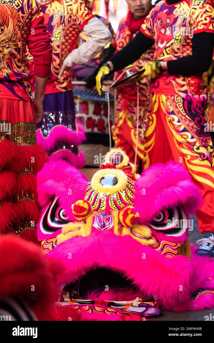 Madrid, Spagna; 22nd gennaio 2023: Primo piano di una maschera tradizionale cinese e partecipanti alla sfilata di Capodanno cinese , vestita con costo tradizionale Foto Stock