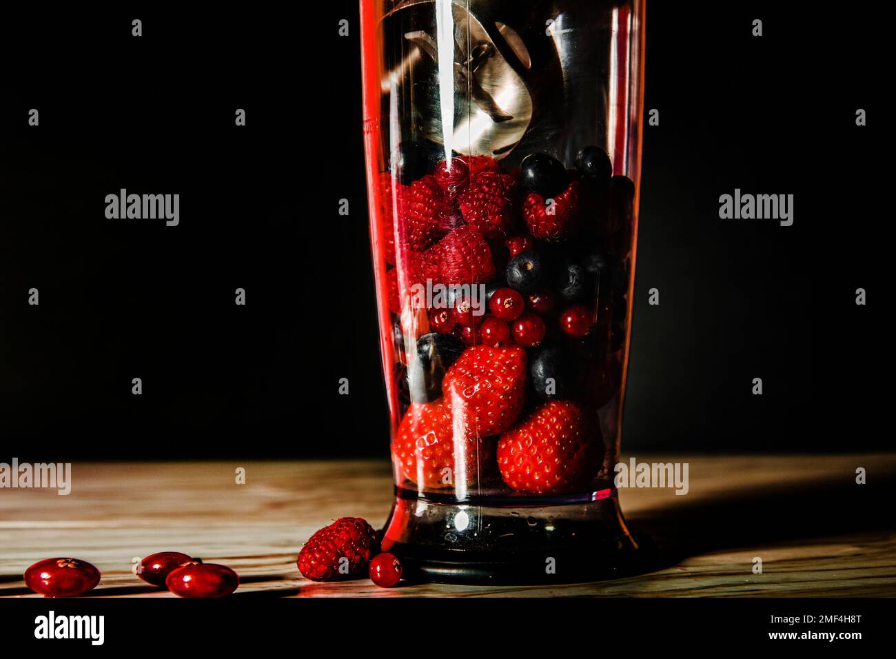 Frutta in un frullatore, mescolatore. Cocktail di frutta e cibi e bevande salutari. Fragola, lampone, mirtillo. Dieta e vitamine per la salute, la nutrizione macchi Foto Stock