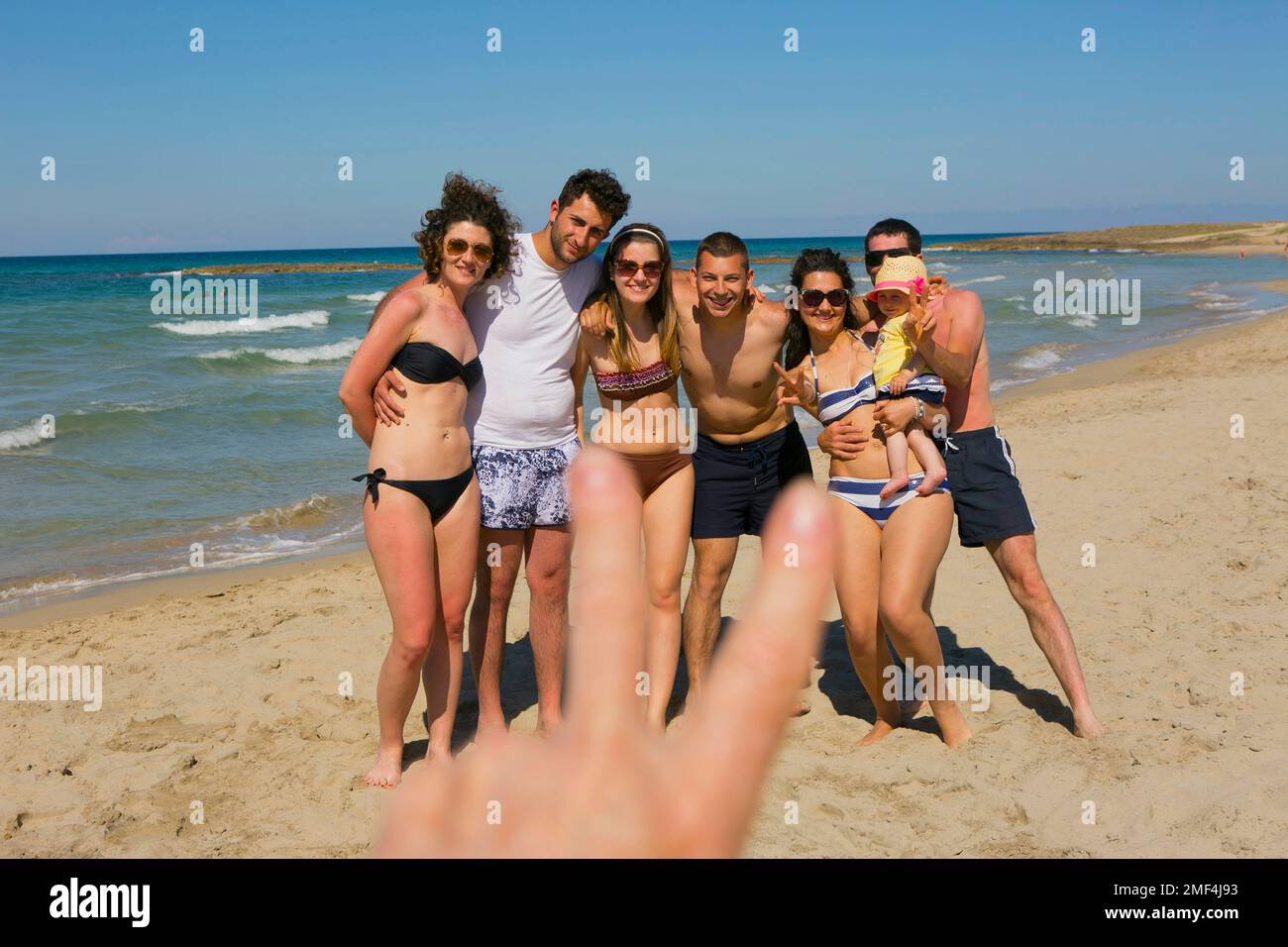 Gruppo di amici in spiaggia, Puglia, Italia Foto Stock