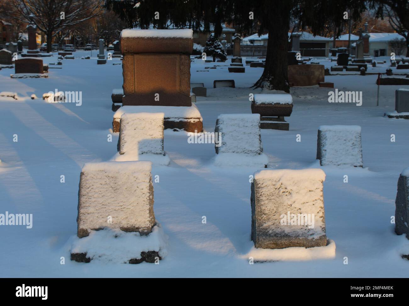 Lapidi ricoperte di neve in un piccolo cimitero suburbano di Chicago in inverno Foto Stock