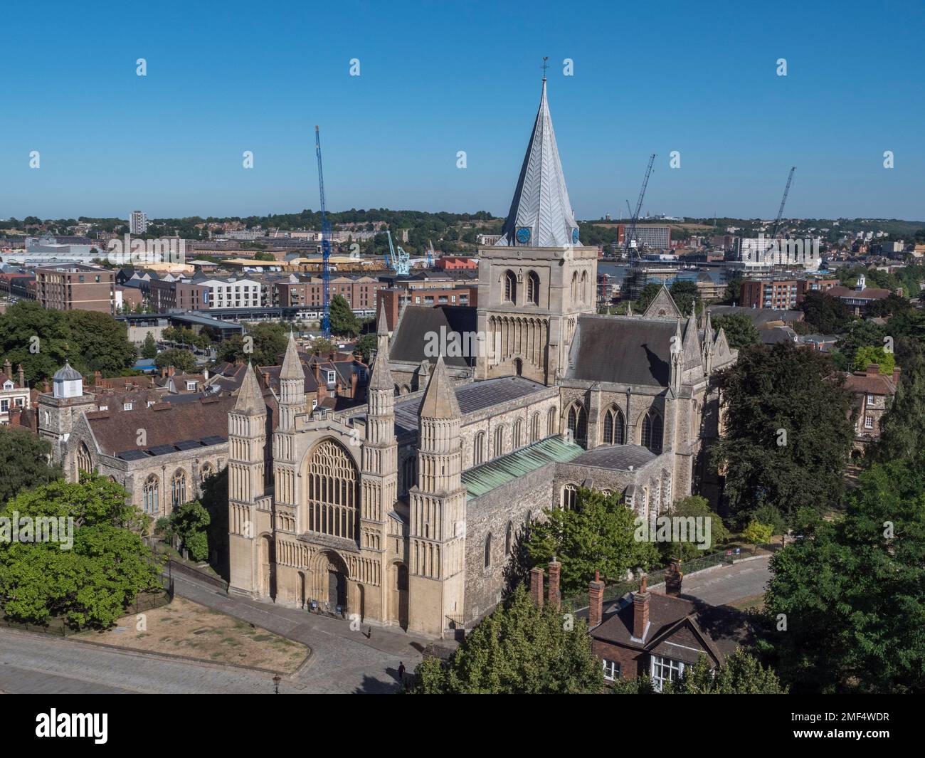 Vista della cattedrale di Rochester dal castello di Rochester, Rochester, Kent, Regno Unito. Foto Stock