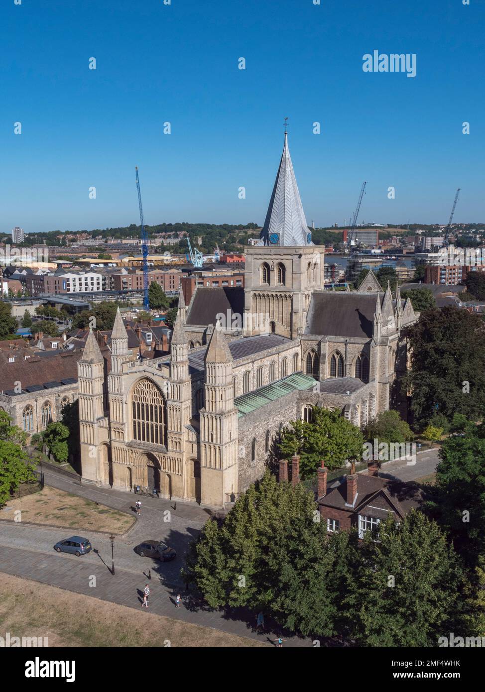 Vista della cattedrale di Rochester dal castello di Rochester, Rochester, Kent, Regno Unito. Foto Stock
