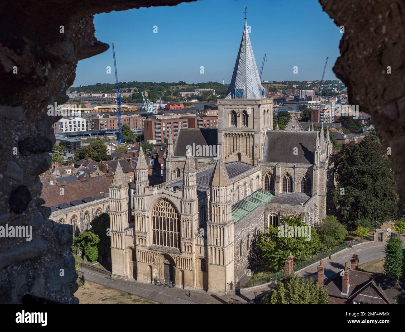 Vista incorniciata della cattedrale di Rochester dal castello di Rochester, Rochester, Kent, Regno Unito. Foto Stock