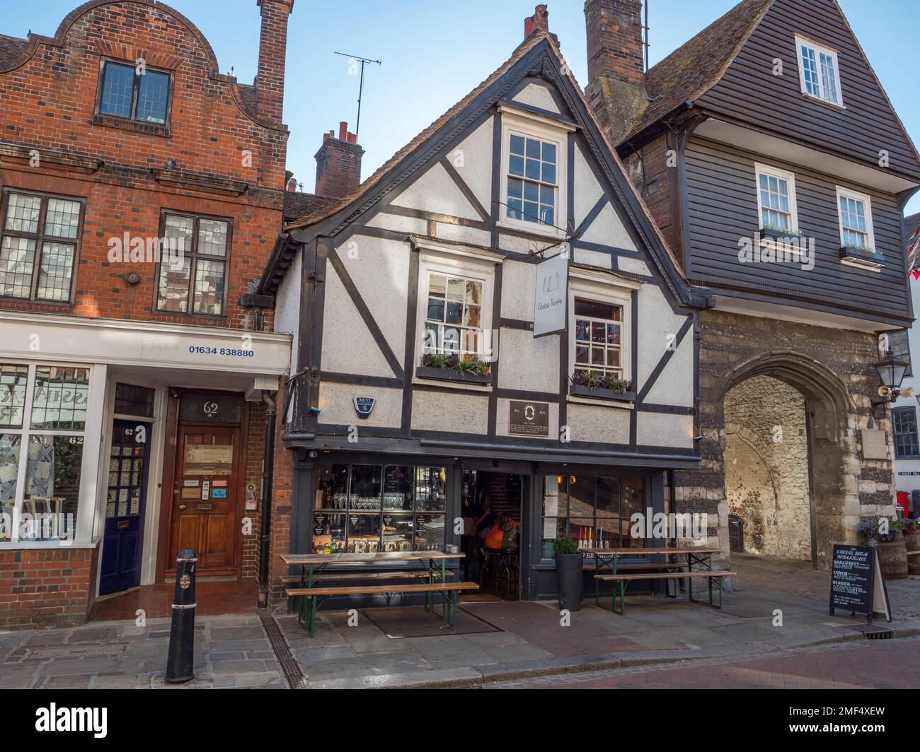 Il ristorante Cheese Room Botanicals, (vista su High Street) nel centro storico di Rochester, Kent, Regno Unito. Foto Stock