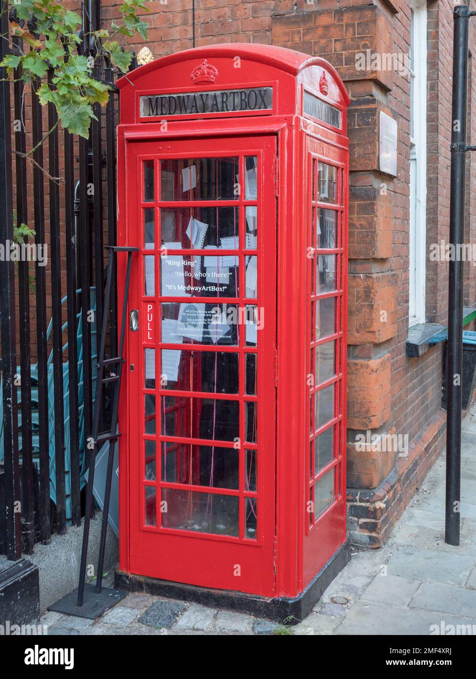 Una cassetta telefonica in vecchio stile convertita nella Medway Art Box nel centro storico di Rochester, Kent, Regno Unito. Foto Stock