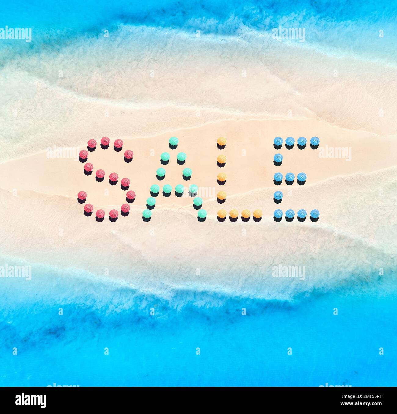 Testo creativo in ombrelloni su spiaggia di sabbia vuota, mare blu Foto Stock