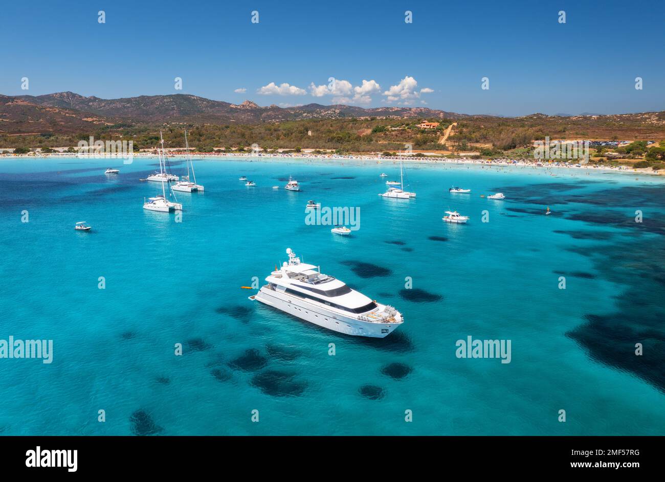 Vista aerea di yacht di lusso sul mare blu e sulla spiaggia sabbiosa Foto Stock