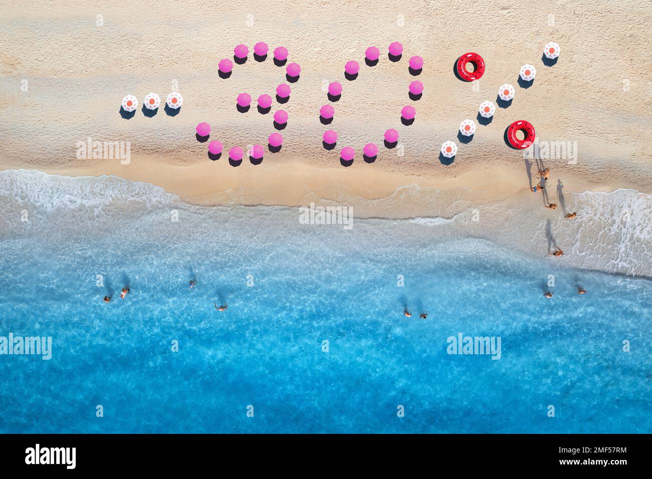 Testo creativo -30 in ombrelloni su spiaggia sabbiosa, mare blu Foto Stock