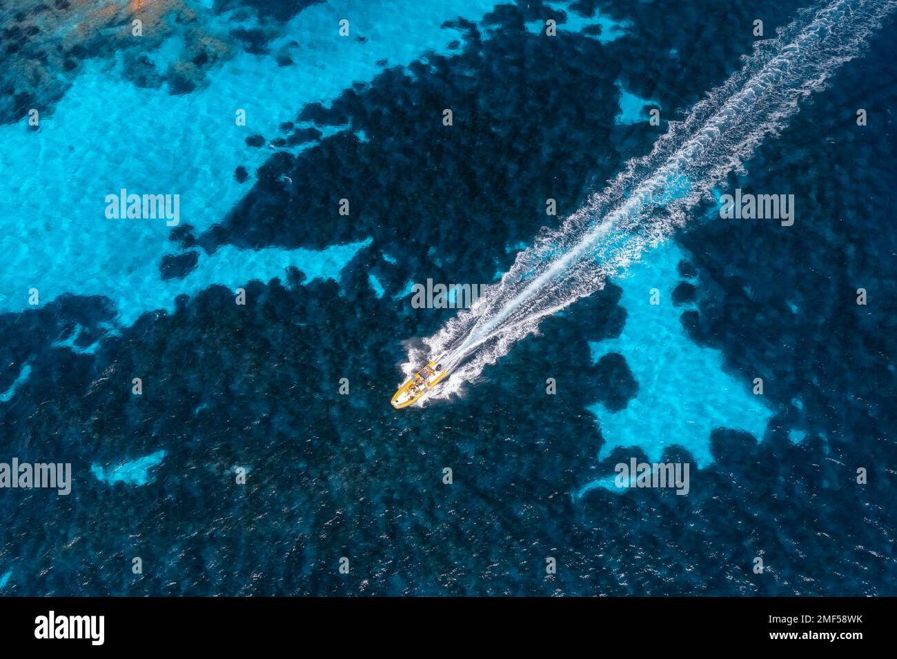 Vista aerea di una bella barca galleggiante in mare blu Foto Stock