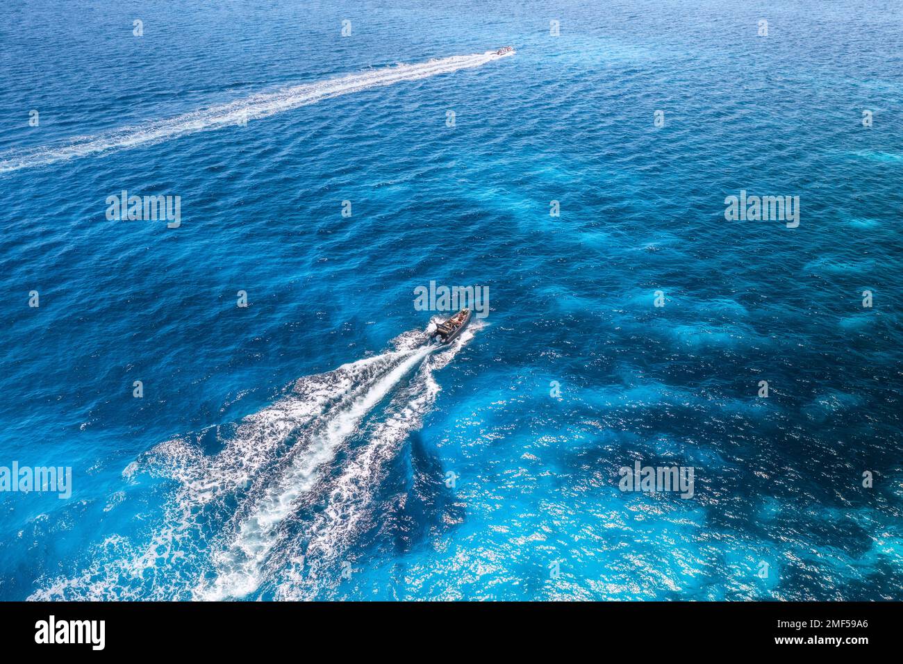Vista aerea di una bella barca galleggiante in mare blu Foto Stock