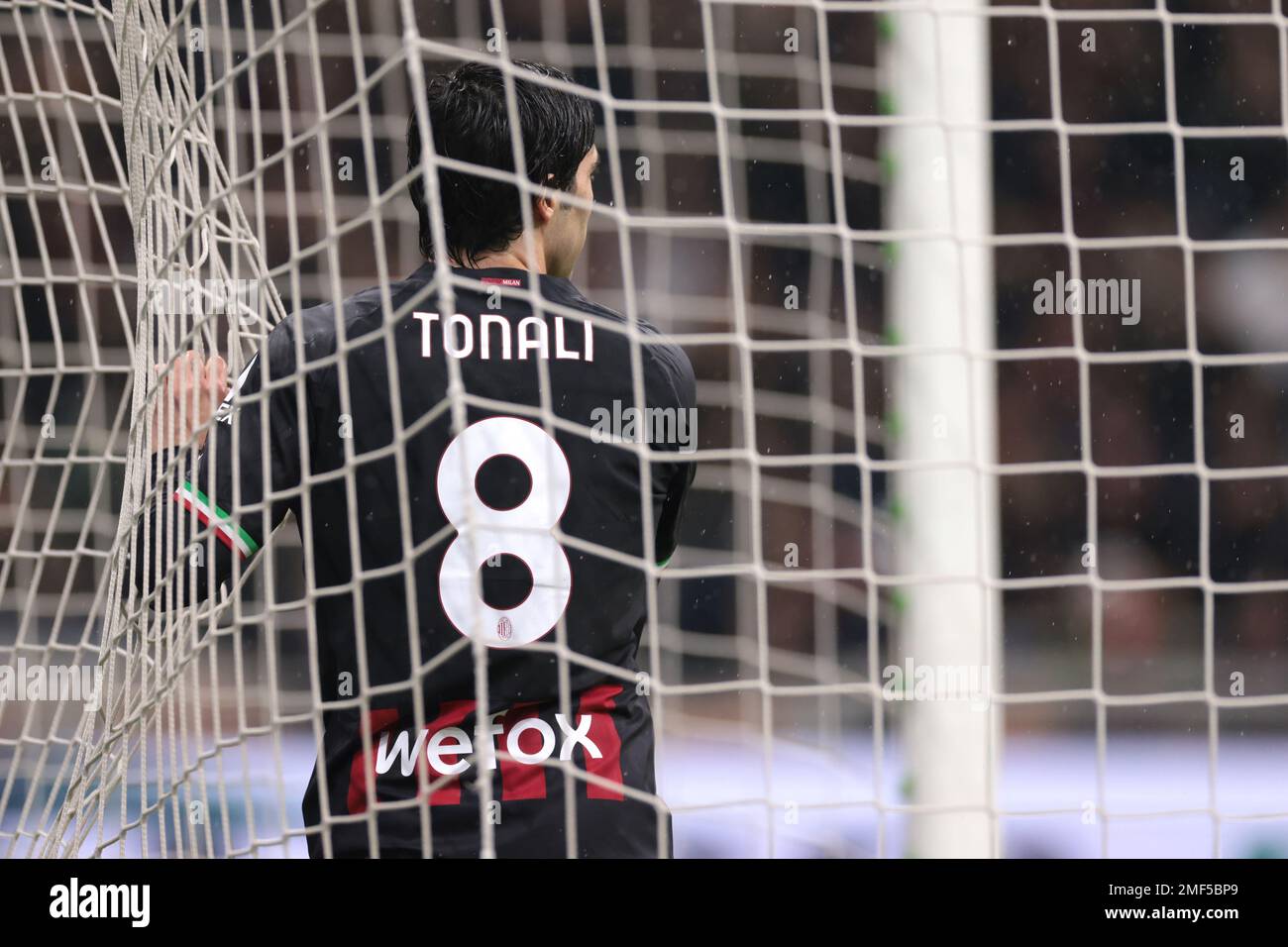 Milano, Italia, 8th gennaio 2023. Sandro tonali dell'AC Milan finisce in gol netto nel tentativo di segnare durante la Serie A partita a Giuseppe Meazza a Milano. L'immagine di credito dovrebbe essere: Jonathan Moskrop / Sportimage Foto Stock