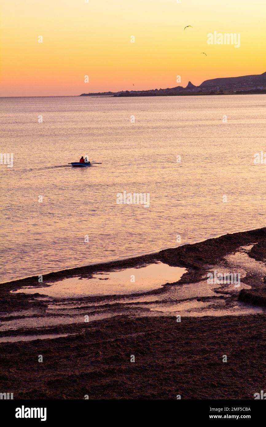 Stagcape all'alba con una piccola barca. Trapani, Italia Foto Stock