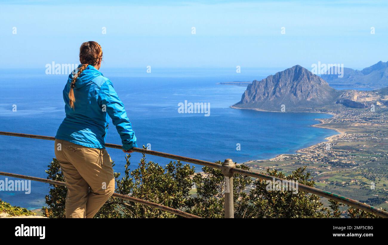 Vista della costa siciliana con il Monte Cofano visto da Erice Foto Stock