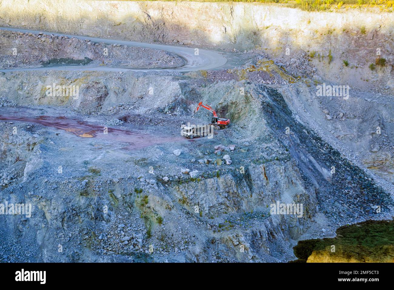 Cava dolomitica Foto dall'alto. Terrazze industriali in una cava mineraria. Vista aerea dell'estrazione a cielo aperto. Scavo della miniera di Dolomiti. Extractiv Foto Stock