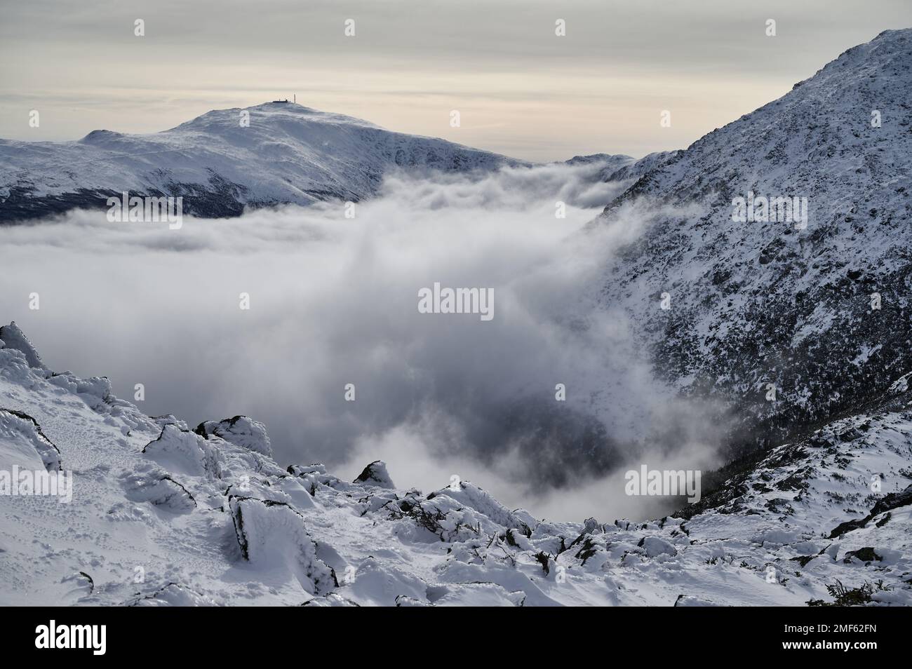 Mount Washington e Mount Adams, New Hampshire, visto da Mount Madison. 'Undercast' riempie il Grande Golfo Foto Stock