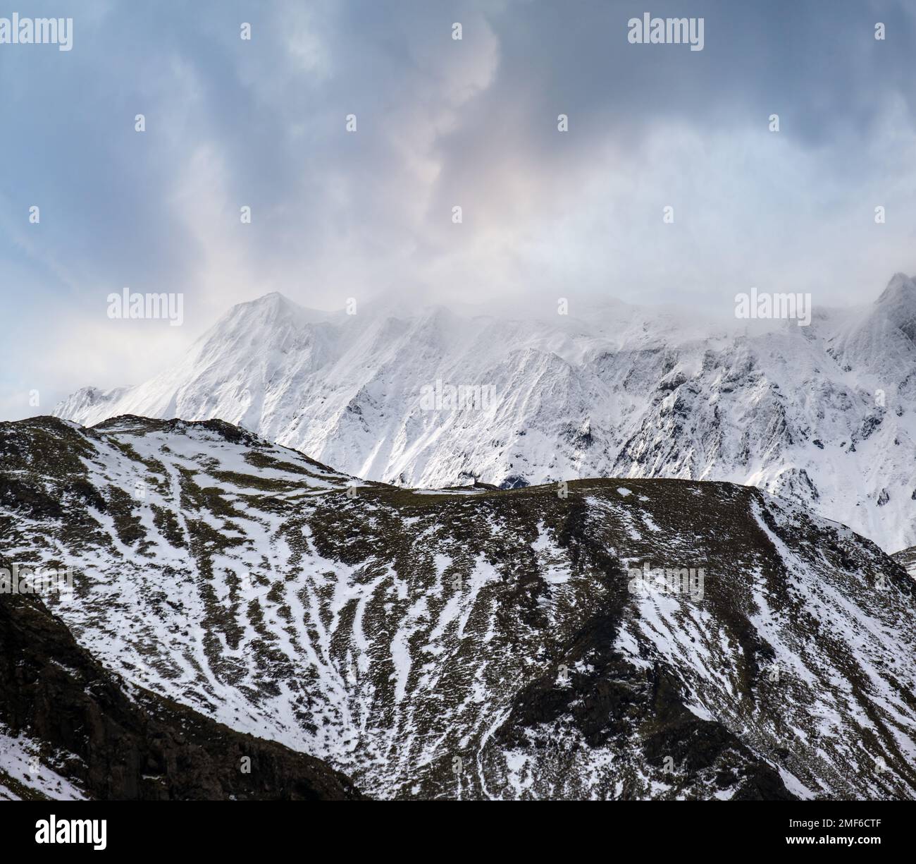 Montagne colorate Landmannalaugar sotto la neve in autunno, Islanda Foto Stock