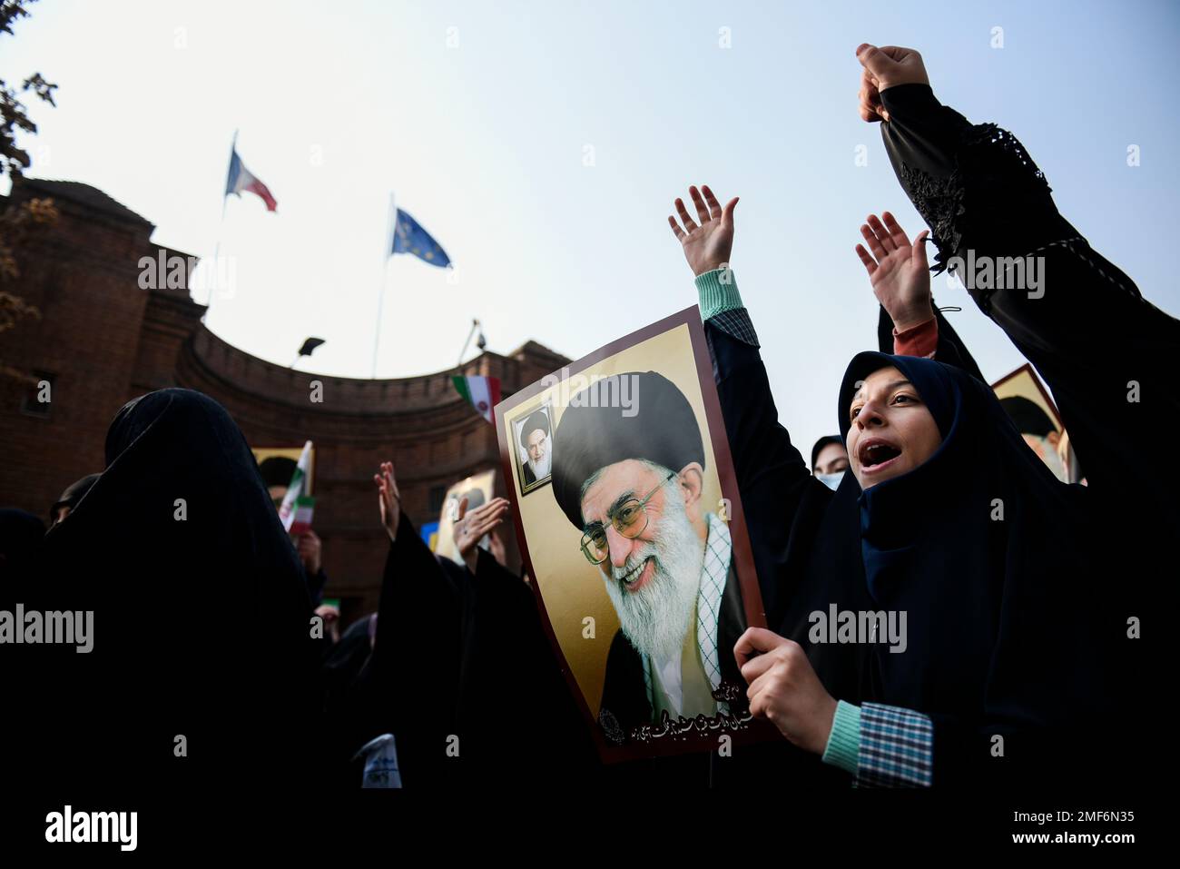 Teheran, Teheran, Iran. 24th Jan, 2023. Gli studenti dimostratori iraniani cantano slogan durante la loro protesta contro i cartoni animati pubblicati dalla rivista satirica francese Charlie Hebdo quel lampone clerici al governo iraniano, di fronte all'ambasciata francese a Teheran, in Iran. (Credit Image: © Sobhan Farajvan/Pacific Press via ZUMA Press Wire) SOLO PER USO EDITORIALE! Non per USO commerciale! Foto Stock