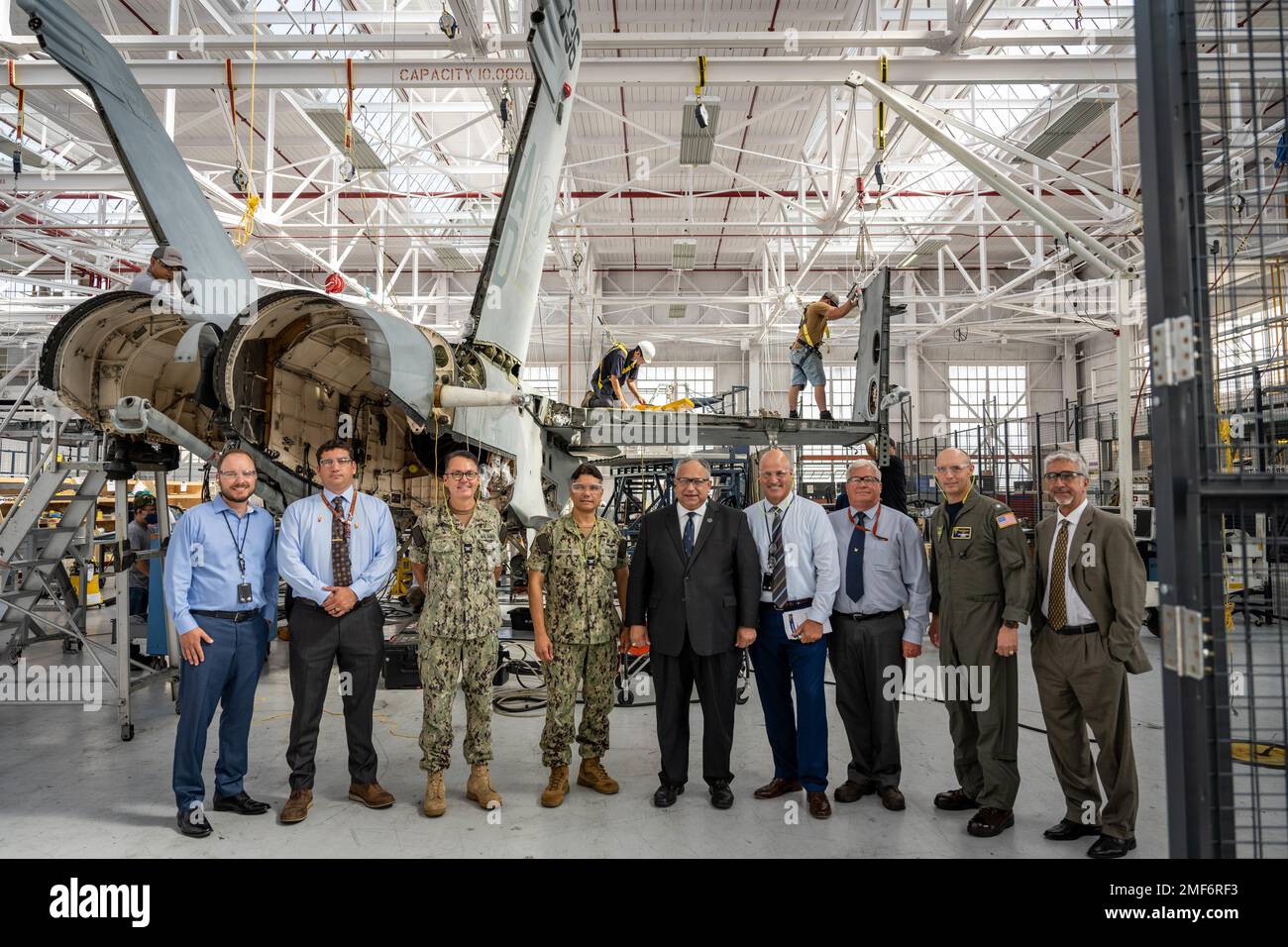 SAN DIEGO (17 agosto 2022) — il Segretario della Marina Carlos del Toro si pone per una foto con la leadership durante un tour del sito della linea F-18 Super Hornet Service Life Modification (SLM) presso il Fleet Readiness Center Southwest (FRCSW) a San Diego 17 agosto 2022. FRCSW è l'unico FRC attualmente assegnato per eseguire l'SLM alle varianti Super Hornet e ed F. Del Toro sta visitando San Diego e Monterey per visitare con i marinai e i Marines ai comandi di installazione, impegnarsi con la leadership al Surface Warfare Flag Officer Training Symposium, e discutere le iniziative strategiche al Naval Postgraduate SC Foto Stock