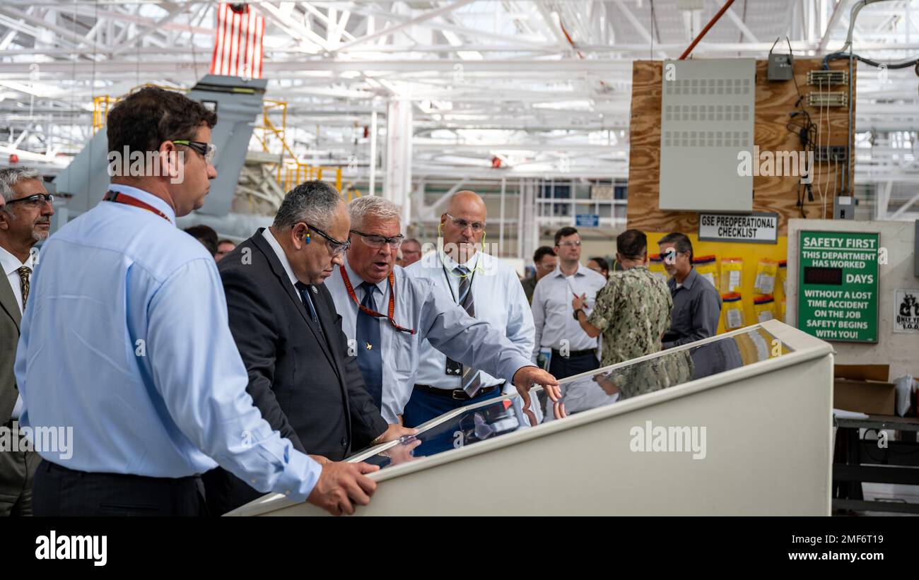 SAN DIEGO (17 agosto 2022) — Segretario della Marina Carlos del Toro posa per una foto con Dave Kelly, direttore della produzione, durante un tour del sito della linea F-18 Super Hornet Service Life Modification (SLM) al Fleet Readiness Center Southwest (FRCSW) a San Diego 17 agosto 2022. FRCSW è l'unico FRC attualmente assegnato per eseguire l'SLM alle varianti Super Hornet e ed F. Del Toro è in visita a San Diego e Monterey per visitare con marinai e Marines ai comandi di installazione, impegnarsi con la leadership al Surface Warfare Flag Officer Training Symposium, e discutere le iniziative strategiche al Foto Stock