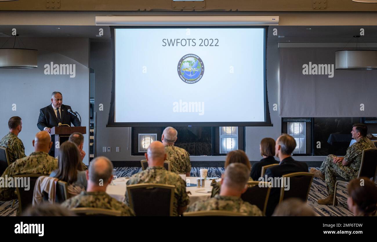 SAN DIEGO (17 agosto 2022) - il Segretario della Marina Carlos del Toro parla con una leadership di alto livello al 2022 Surface Warfare Flag Officer Training Symposium (SWFOTS) di San Diego, 17 agosto 2022. Del Toro sta visitando San Diego e Monterey per visitare con marinai e Marines a comandi di installazione, impegnarsi con la leadership presso SWFOTS, e discutere iniziative strategiche presso la Naval Postgraduate School. Foto Stock
