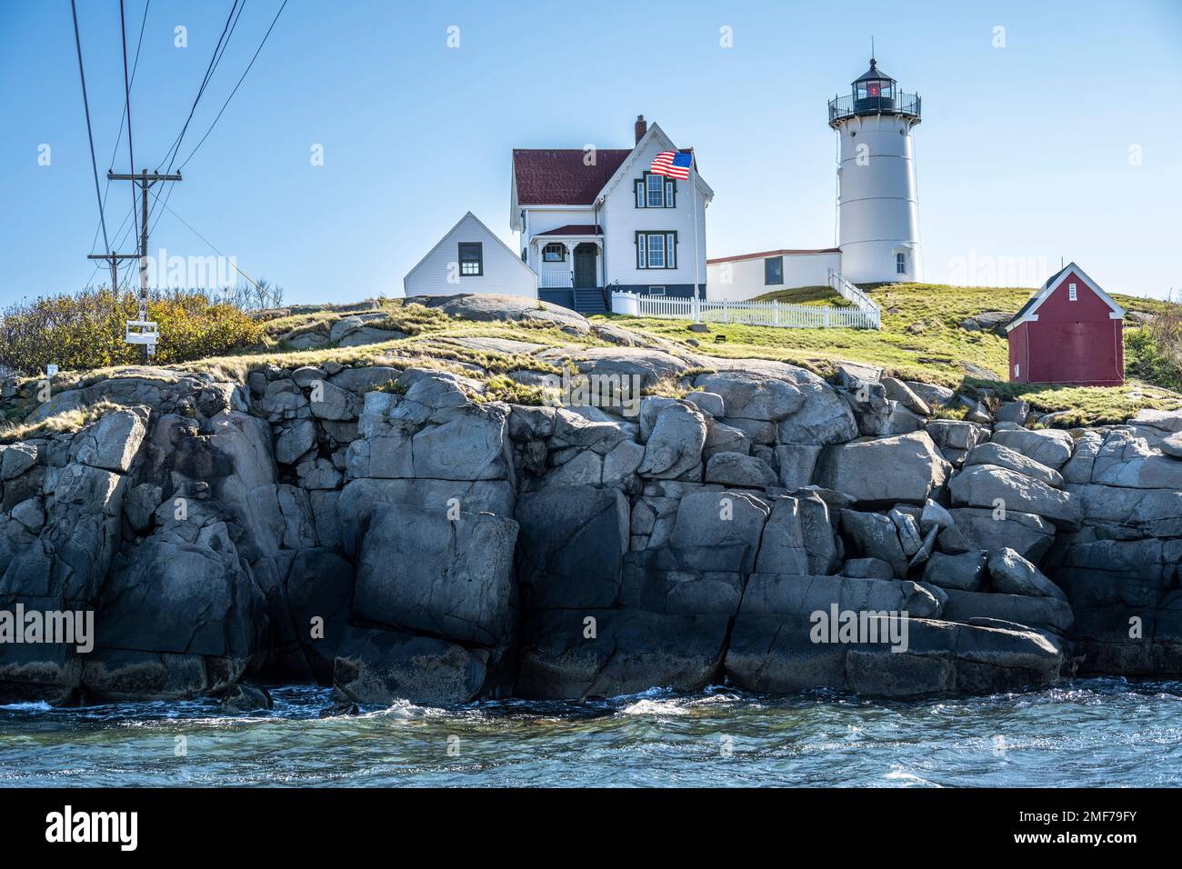 Faro di Cape Neddick a Cape Neddick, York, Maine mostra anche il cavo utilizzato da lavoratori e visitatori per raggiungere l'isola Foto Stock