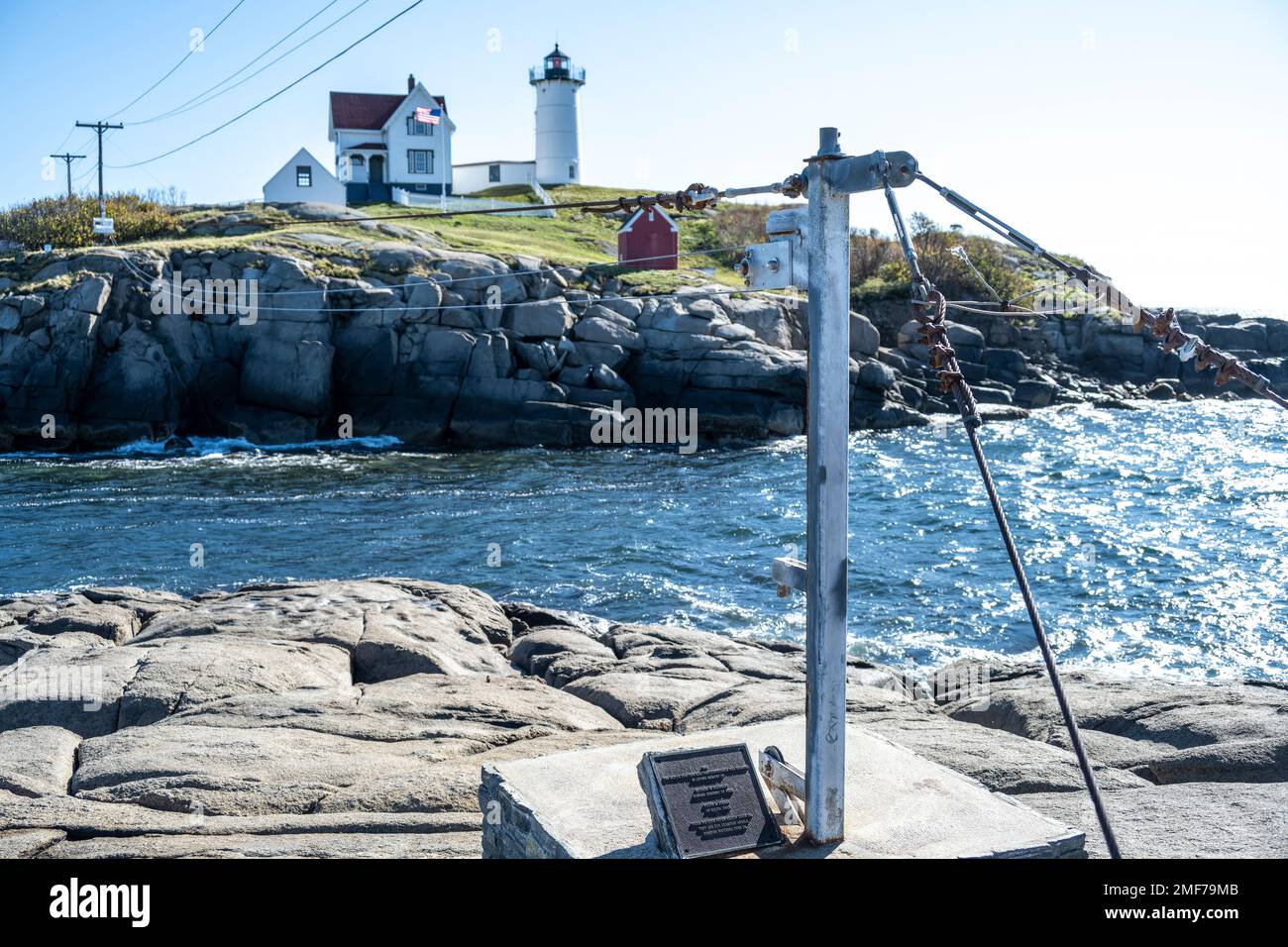 Faro di Cape Neddick a Cape Neddick, York, Maine mostra anche il cavo utilizzato da lavoratori e visitatori per raggiungere l'isola Foto Stock