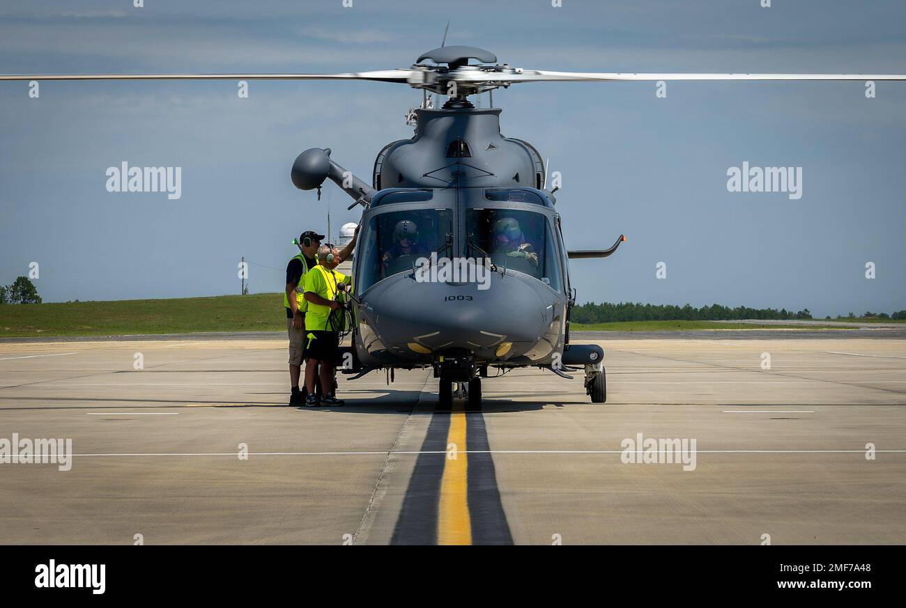 I manutentori parlano con l'equipaggio dell'MH-139A Grey Wolf prima di un volo del 17 agosto presso la base dell'aeronautica militare di Eglin, la compagnia aerea Grey Wolf Sortie è stato il primo volo da quando l'aeronautica militare ha assunto la proprietà dell'aeromobile il 12 agosto. Ha anche segnato il primo volo del personale dell'All-Air Force nell'elicottero più recente dell'Air Force. (STATI UNITI Foto dell'aeronautica/Samuel King Jr.) Foto Stock