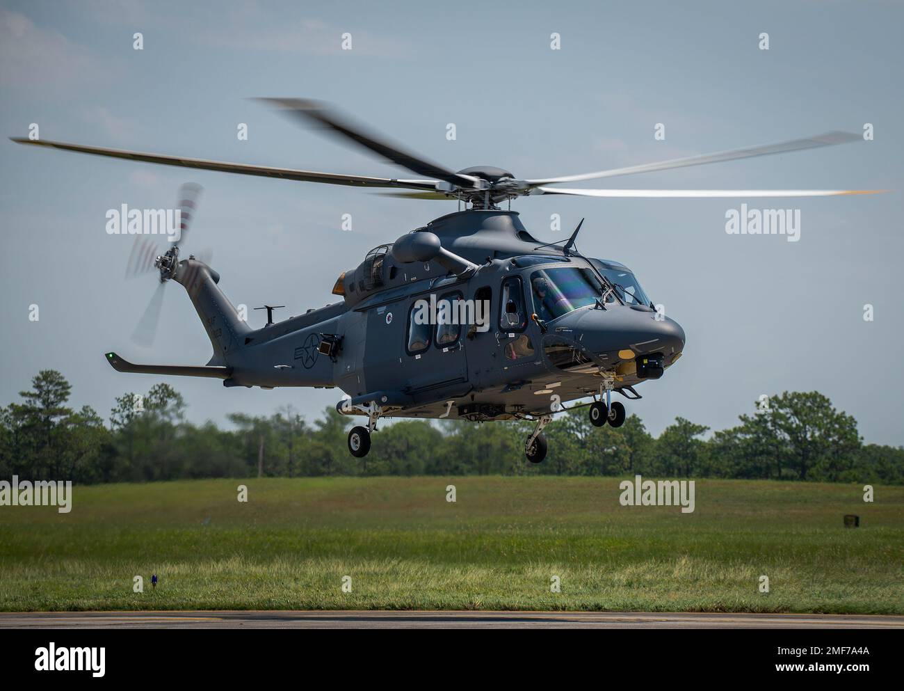 Un lupo grigio MH-139A si solleva per una missione il 17 agosto presso la base dell'aeronautica di Eglin, la fla. Il lupo grigio sortie è stato il primo volo da quando l'aeronautica ha preso la proprietà del velivolo il 12 agosto. Ha anche segnato il primo volo del personale dell'All-Air Force nell'elicottero più recente dell'Air Force. (STATI UNITI Foto dell'aeronautica/Samuel King Jr.) Foto Stock