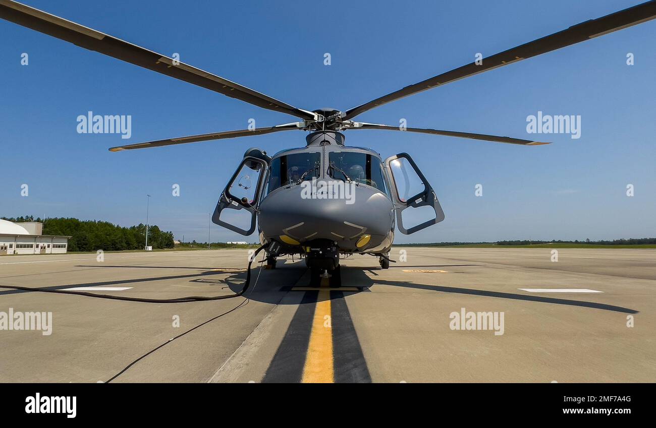 L'MH-139A Grey Wolf è pronto per il suo primo volo nel suo nuovo status ad agosto 17 presso la base dell'aeronautica di Eglin, la Fla. Il Grey Wolf ha volato il suo primo volo ad agosto 17 da quando l'aeronautica ha preso la proprietà dell'aeromobile ad agosto 12. Ha anche segnato il primo volo del personale dell'All-Air Force nell'elicottero più recente dell'Air Force. (STATI UNITI Foto dell'aeronautica/Samuel King Jr.) Foto Stock