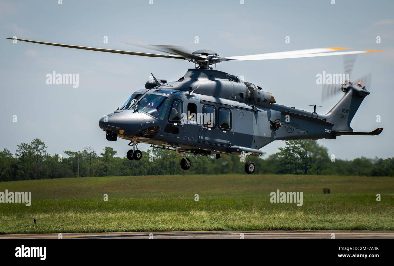 Un lupo grigio MH-139A si solleva per una missione il 17 agosto presso la base dell'aeronautica di Eglin, la fla. Il lupo grigio sortie è stato il primo volo da quando l'aeronautica ha preso la proprietà del velivolo il 12 agosto. Ha anche segnato il primo volo del personale dell'All-Air Force nell'elicottero più recente dell'Air Force. (STATI UNITI Foto dell'aeronautica/Samuel King Jr.) Foto Stock