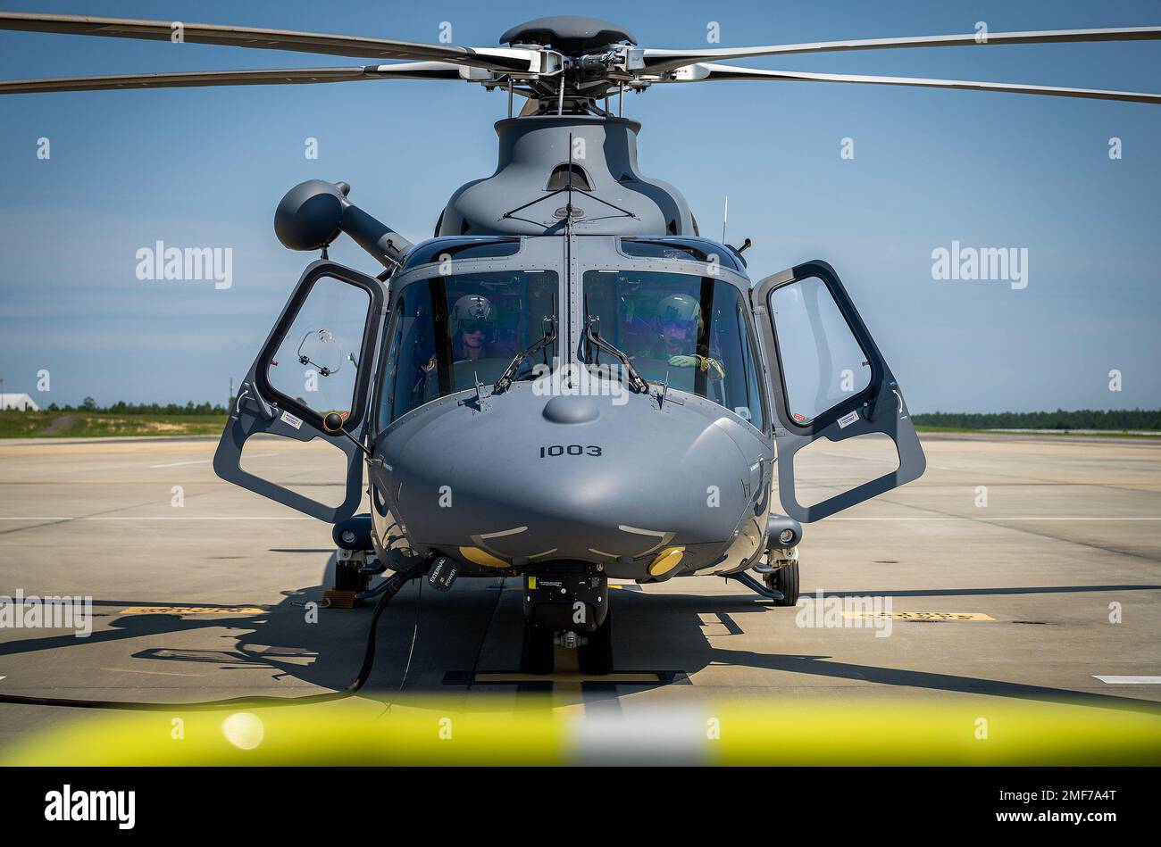 Mary Clark e Tony Arrington, 96th piloti della Test Wing, completano le checklist di preflight nella MH-139A Grey Wolf prima di un volo del 17 agosto presso la base dell'aeronautica militare di Eglin, Fla. La sortie del lupo grigio è stata il primo volo da quando l'aeronautica ha preso il controllo della proprietà dell'aereo il 12 agosto. Ha anche segnato il primo volo del personale dell'All-Air Force nell'elicottero più recente dell'Air Force. (STATI UNITI Foto dell'aeronautica/Samuel King Jr.) Foto Stock