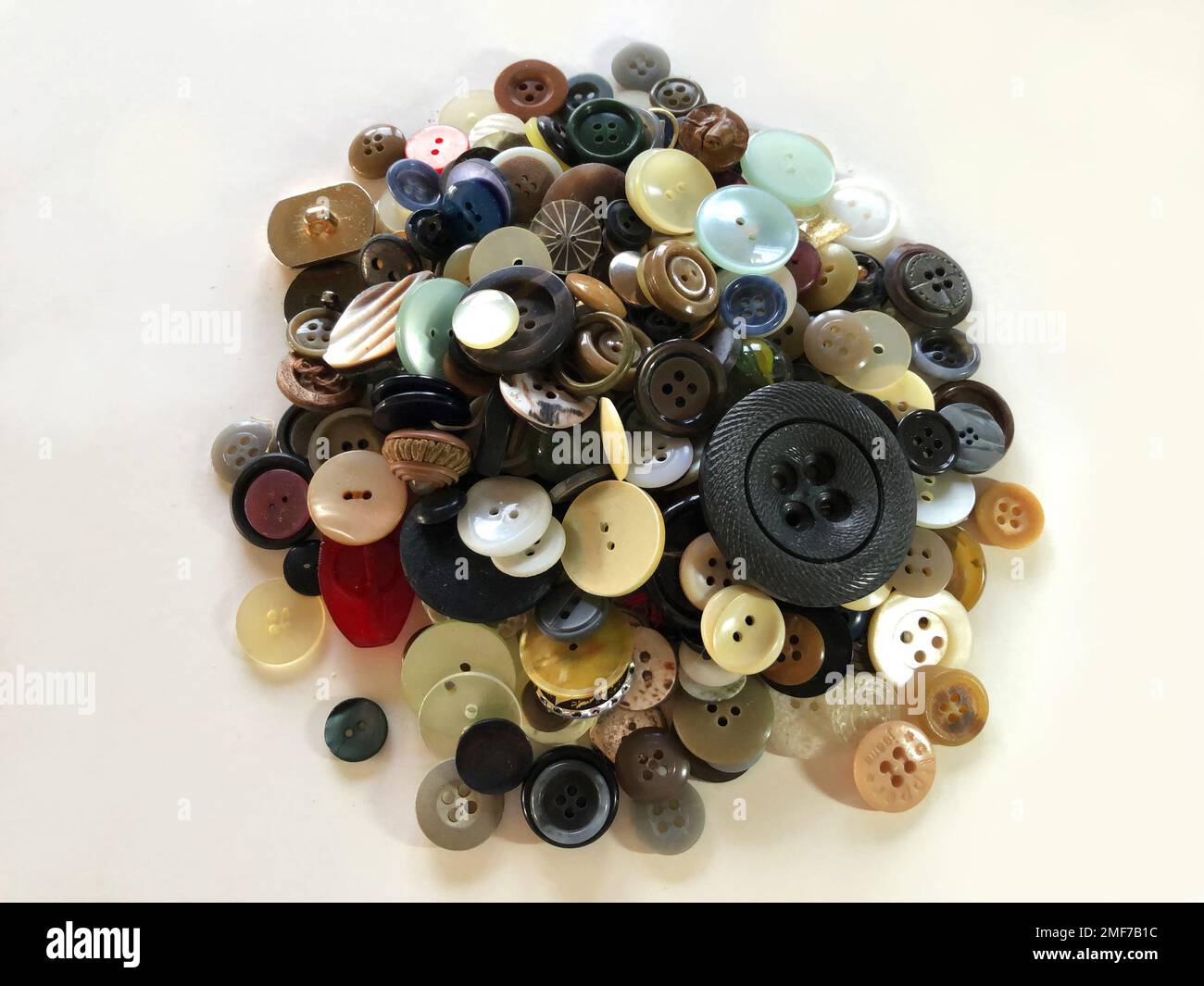 Un mucchio di bottoni vintage su sfondo bianco Foto stock - Alamy