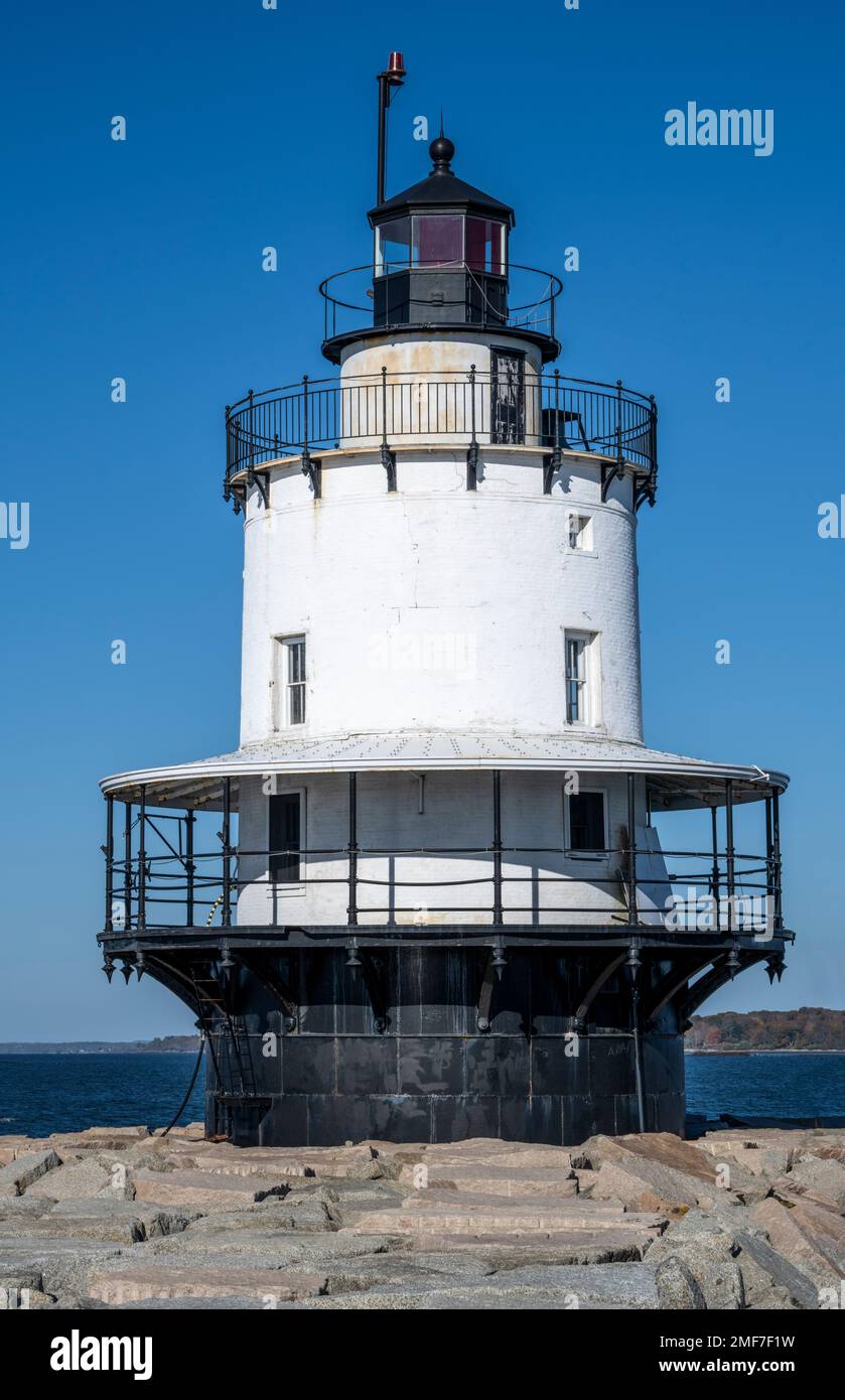 Srping Point Ledge Light a South Portland, Maine, con un frangiflutti di 900 metri in granito che lo collega a terra Foto Stock