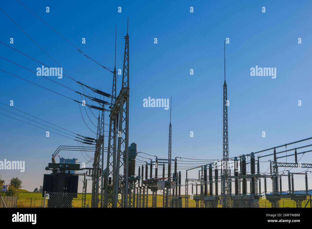 Energia elettrica e energia. Centrale elettrica nei raggi del sole su un cielo blu sfondo.energia equipment.High tensione potenza. linea elettrica. Foto Stock