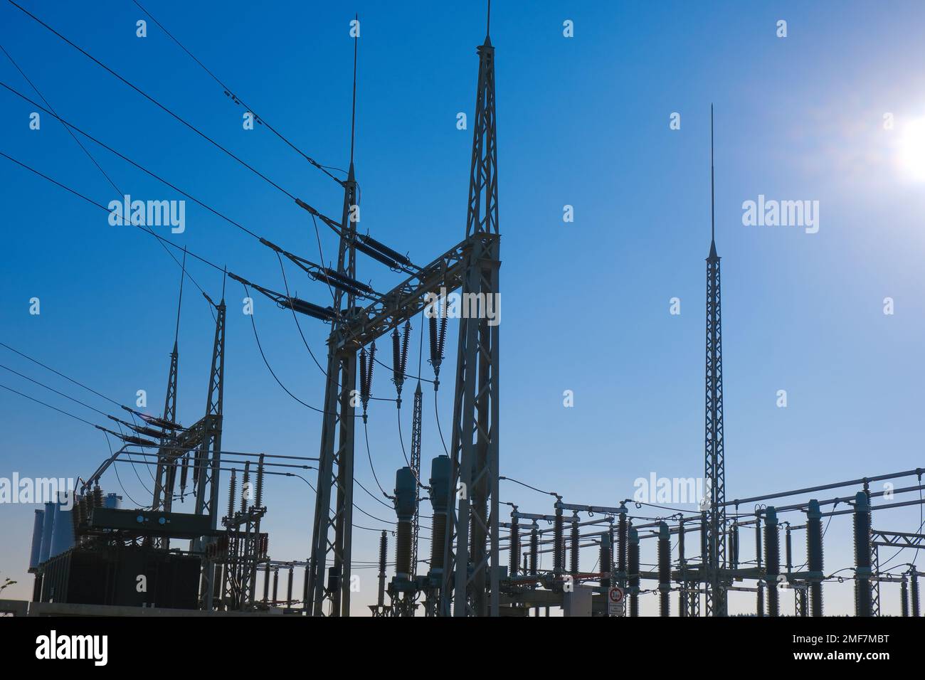 Centrale elettrica su sfondo cielo blu.apparecchiature energetiche.alta tensione. linea elettrica. Linee elettriche su sfondo blu cielo. Elettricità e. Foto Stock