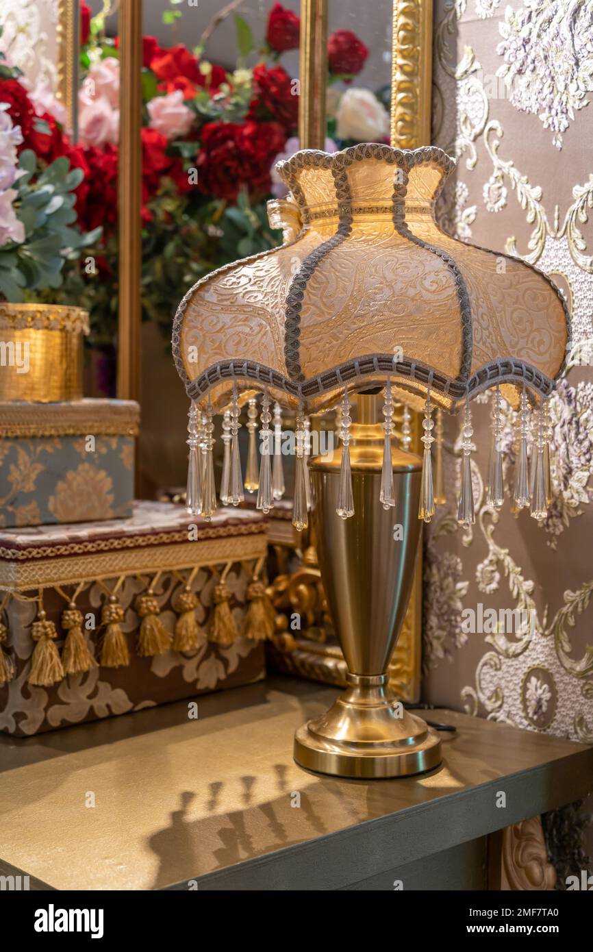 Lampada da tavolo vintage sul tavolo Foto Stock