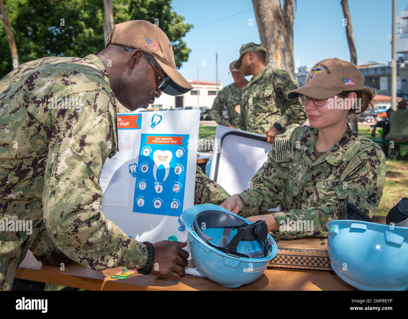 220817-N-EE352-1031 SAN DIEGO (17 agosto 2022) Ospedale Corpsman 2nd Classe Darnell Darrington, a sinistra, un nativo di Corpus Christi, Texas, assegnato a Nimitz-classe portaerei USS Carl Vinson (CVN 70), Parla di un'esposizione presso uno stand informativo di cura dentale durante un evento di fiera della salute a Heron Park sulla Naval Air Station North Island, agosto 17. Vinson è attualmente pierside nel suo homeport di San Diego. Foto Stock