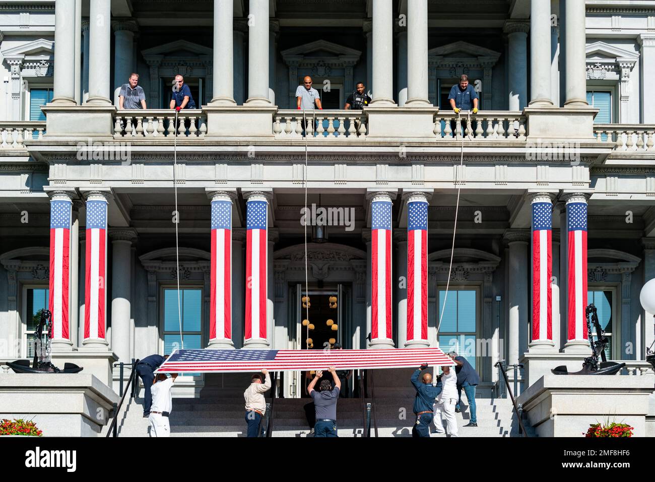 Reportage: Il personale GSA appende bandiere americane in onore del 4th luglio, mercoledì 30 giugno 2021, all'esterno dell'Eisenhower Executive Office Building presso la Casa Bianca Foto Stock