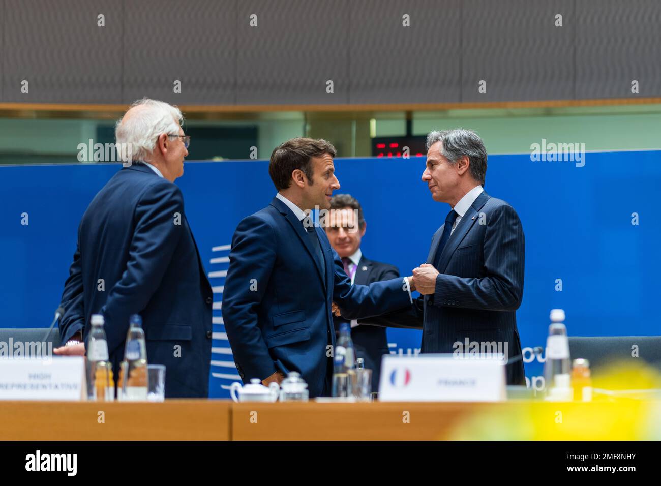 Reportage: Il Segretario di Stato Antony Blinken parla con il Presidente francese Emmanuel Macron in occasione del Consiglio europeo di giovedì 24 marzo 2022, presso la sede del Consiglio europeo di Bruxelles Foto Stock