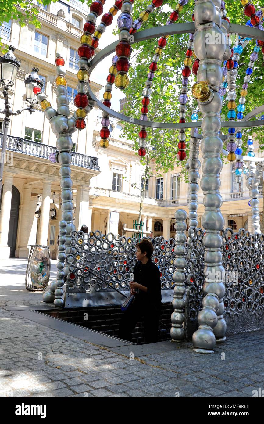 Kiosque des Noctambules l'entrata della metropolitana del Palais Royal-Musee du Louvre progettata da Jean Michel Othoniel a Place Colette.Paris.France Foto Stock