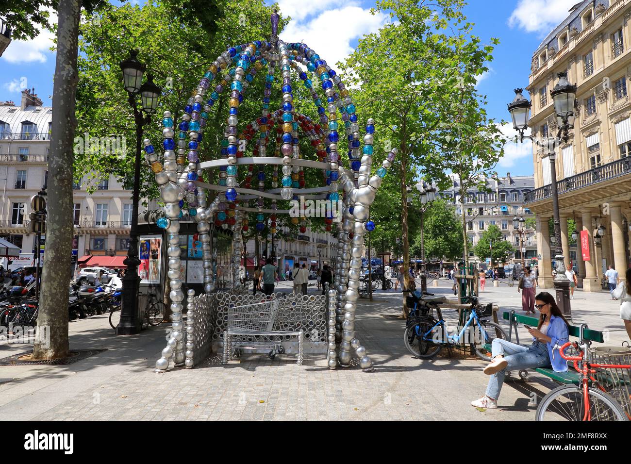 Kiosque des Noctambules l'entrata della metropolitana del Palais Royal-Musee du Louvre progettata da Jean Michel Othoniel a Place Colette.Paris.France Foto Stock