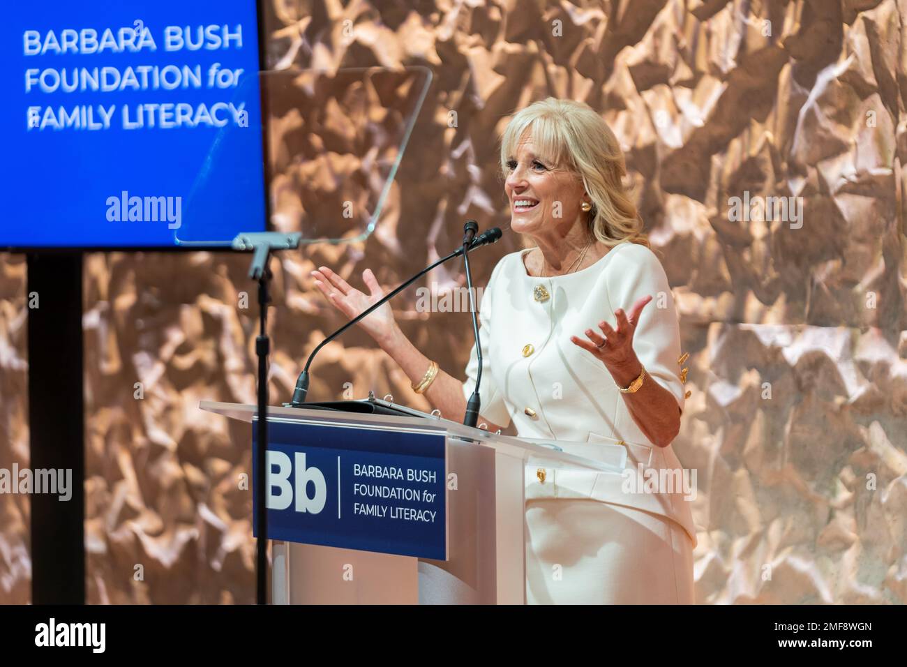 Reportage: First Lady Jill Biden esprime le sue osservazioni al Barbara Bush Foundation Summit on Adult Literary Mercoledì, 20 ottobre 2021, presso il Kennedy Center for Performing Arts Foto Stock