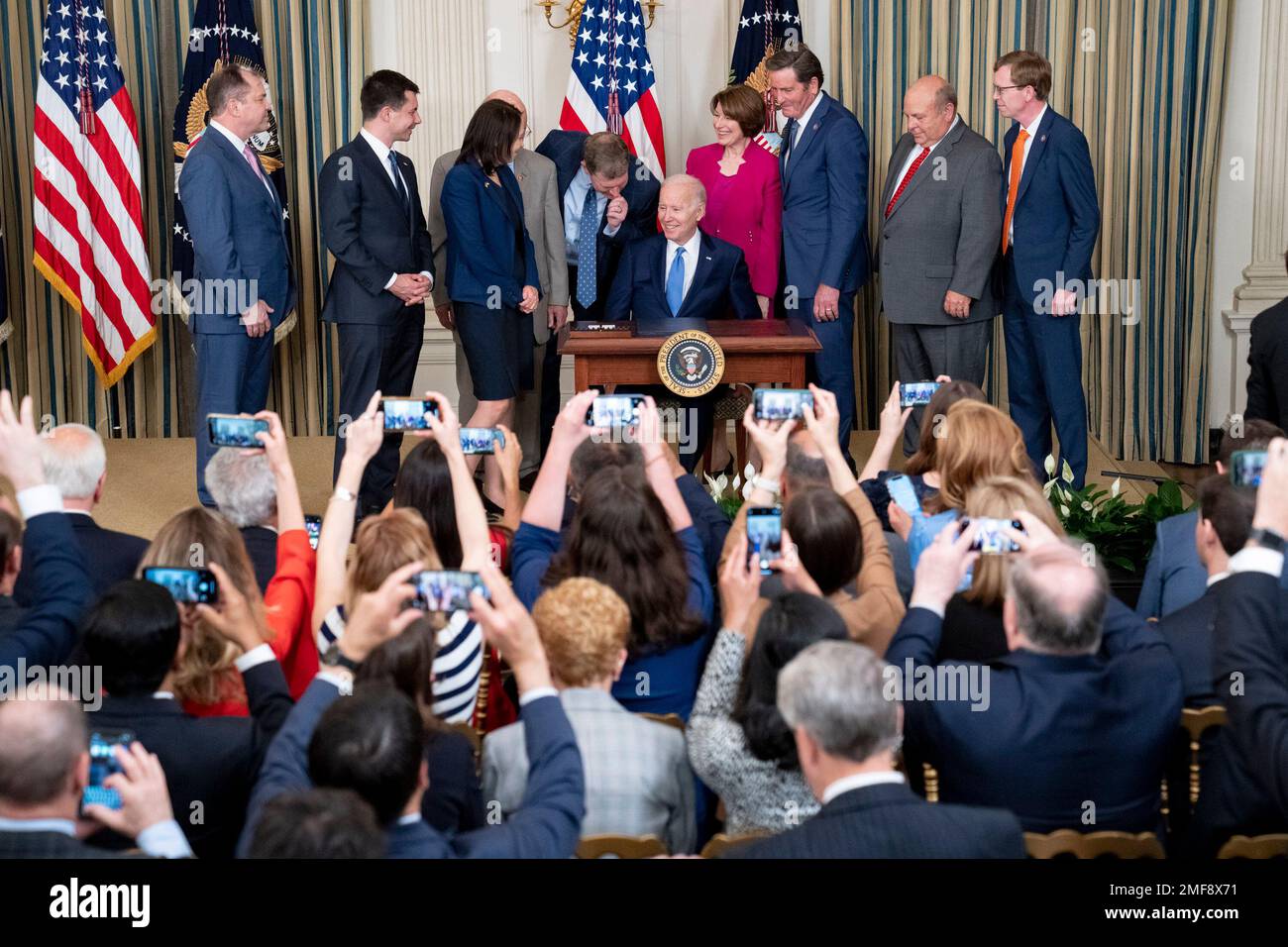 Reportage: Il presidente Joe Biden firma S. 3580, il “Ocean Shipping Reform Act del 2022”, giovedì 16 giugno 2022, nella Sala da pranzo di Stato della Casa Bianca Foto Stock