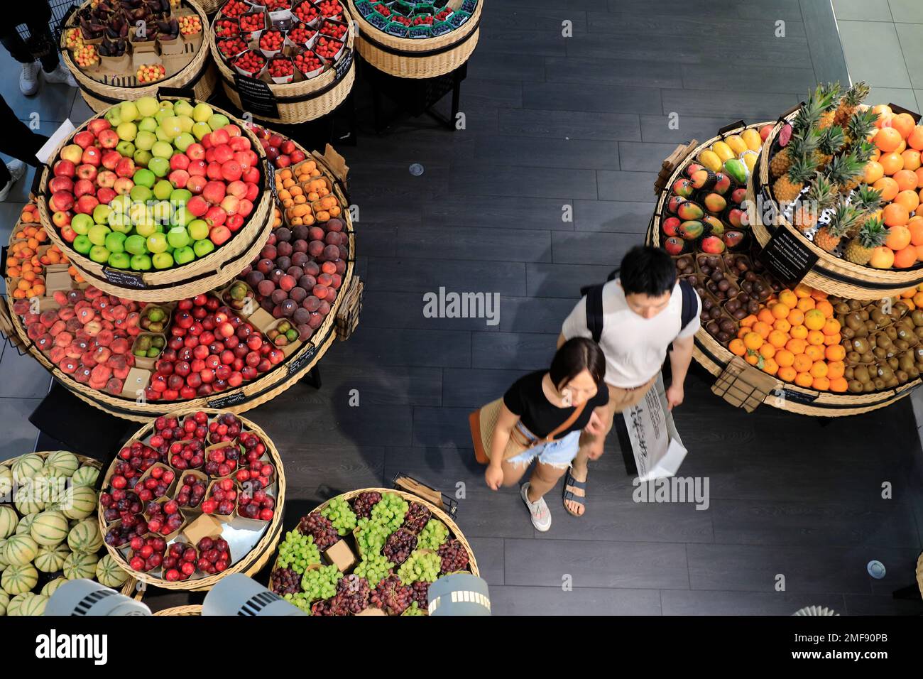 Clienti nella sezione frutta e verdura della sala gastronomica le Gourmet a Valerie's Lafayette. Parigi, Francia Foto Stock