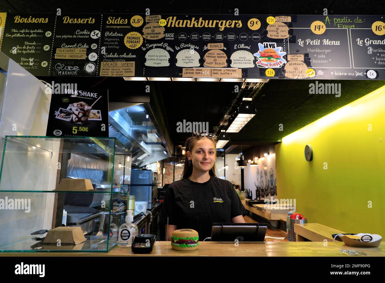 Una giovane donna che prende ordine all'interno di Hank Burger un francese vegan fast food Restaurant.Paris.France Foto Stock
